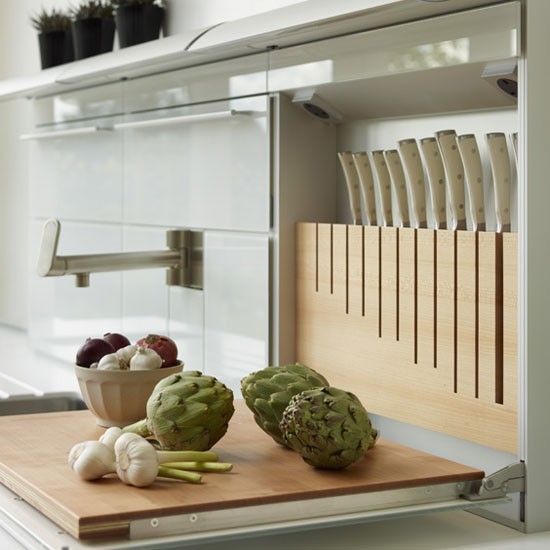 Pull down chopping board and knives
