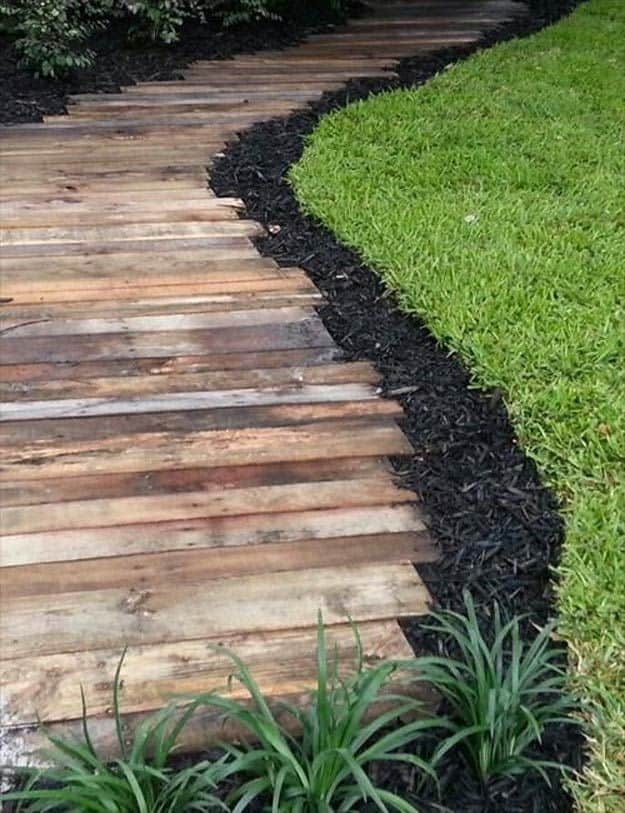 Use Mulch to Separate Your Lawn and Garden