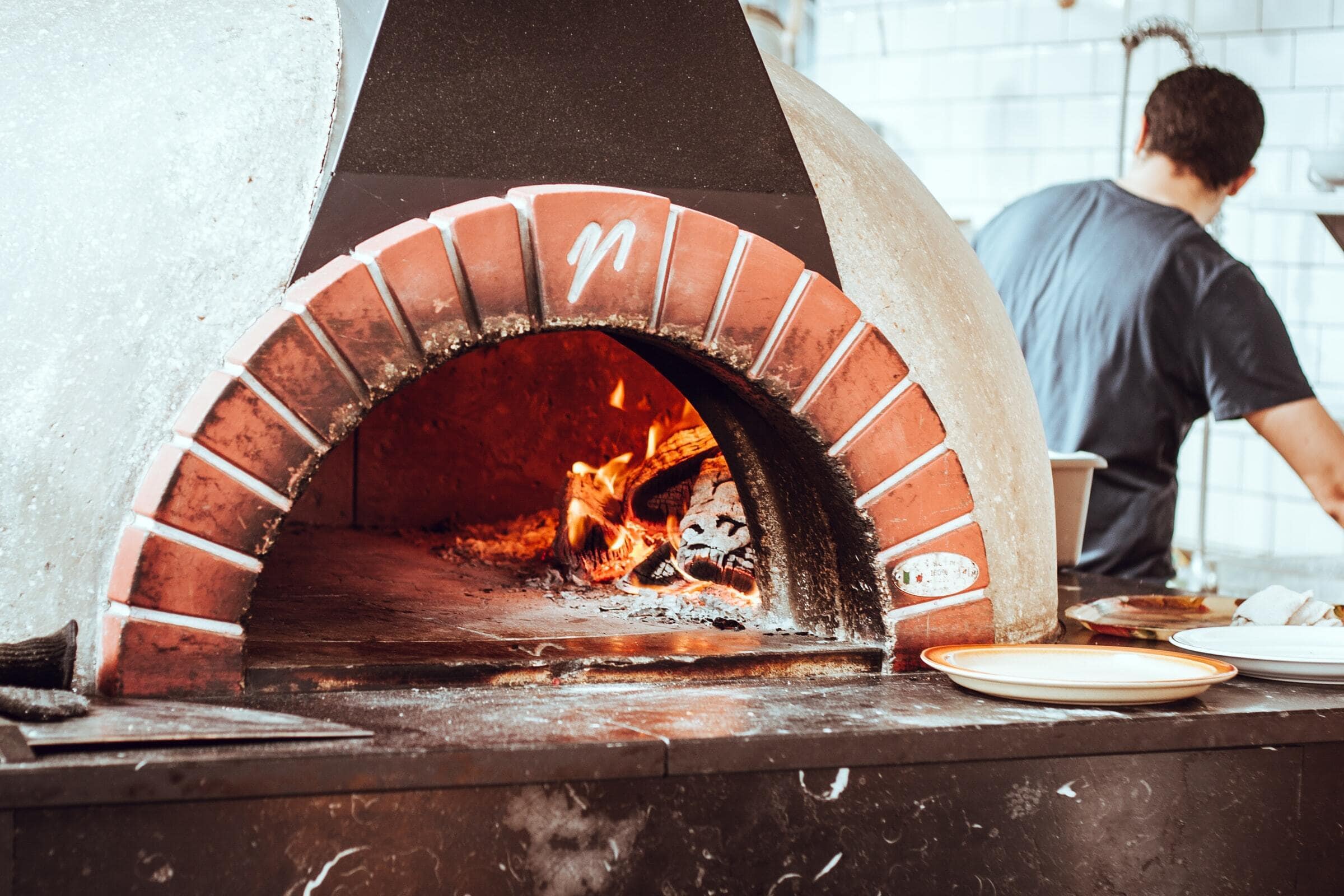 Strongconstruye un Horno de Pizza de Piedra Tallada en Bruto de la Toscana/strong