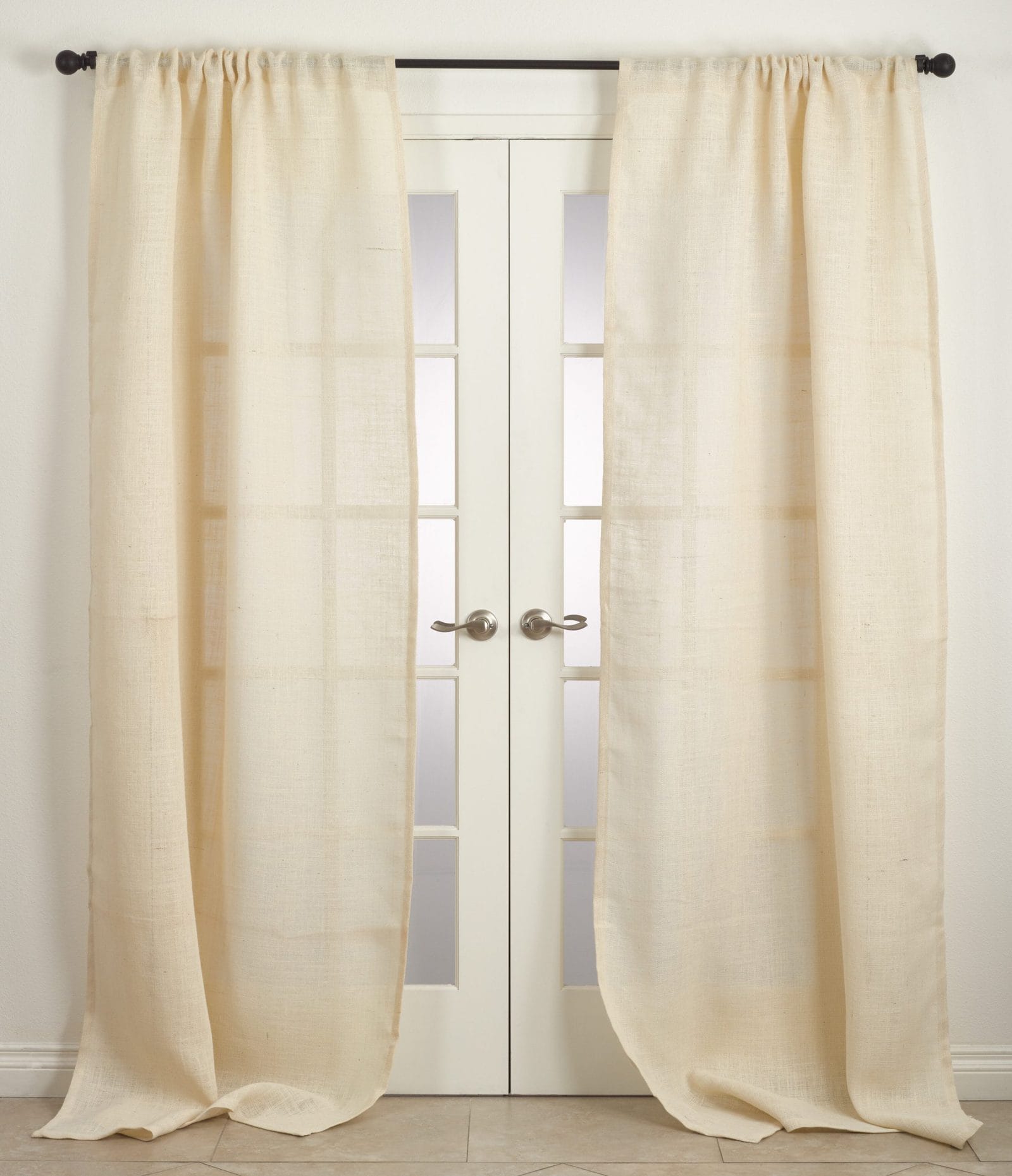 <strong>Burlap Curtains for a Rustic Look</strong>