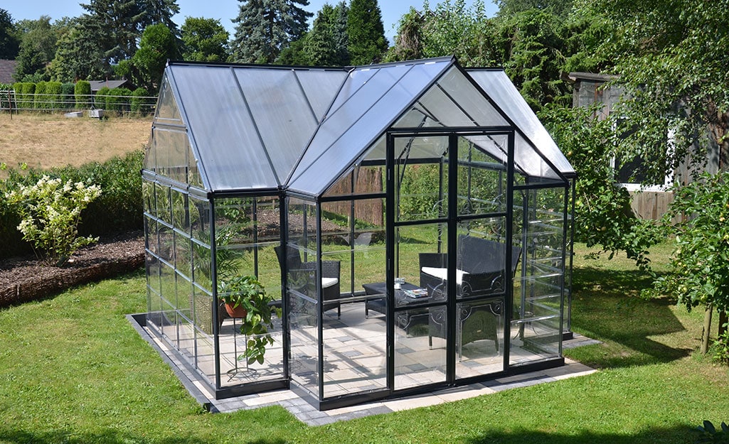 19 Turn a Greenhouse Into a Living Room for 360 Views