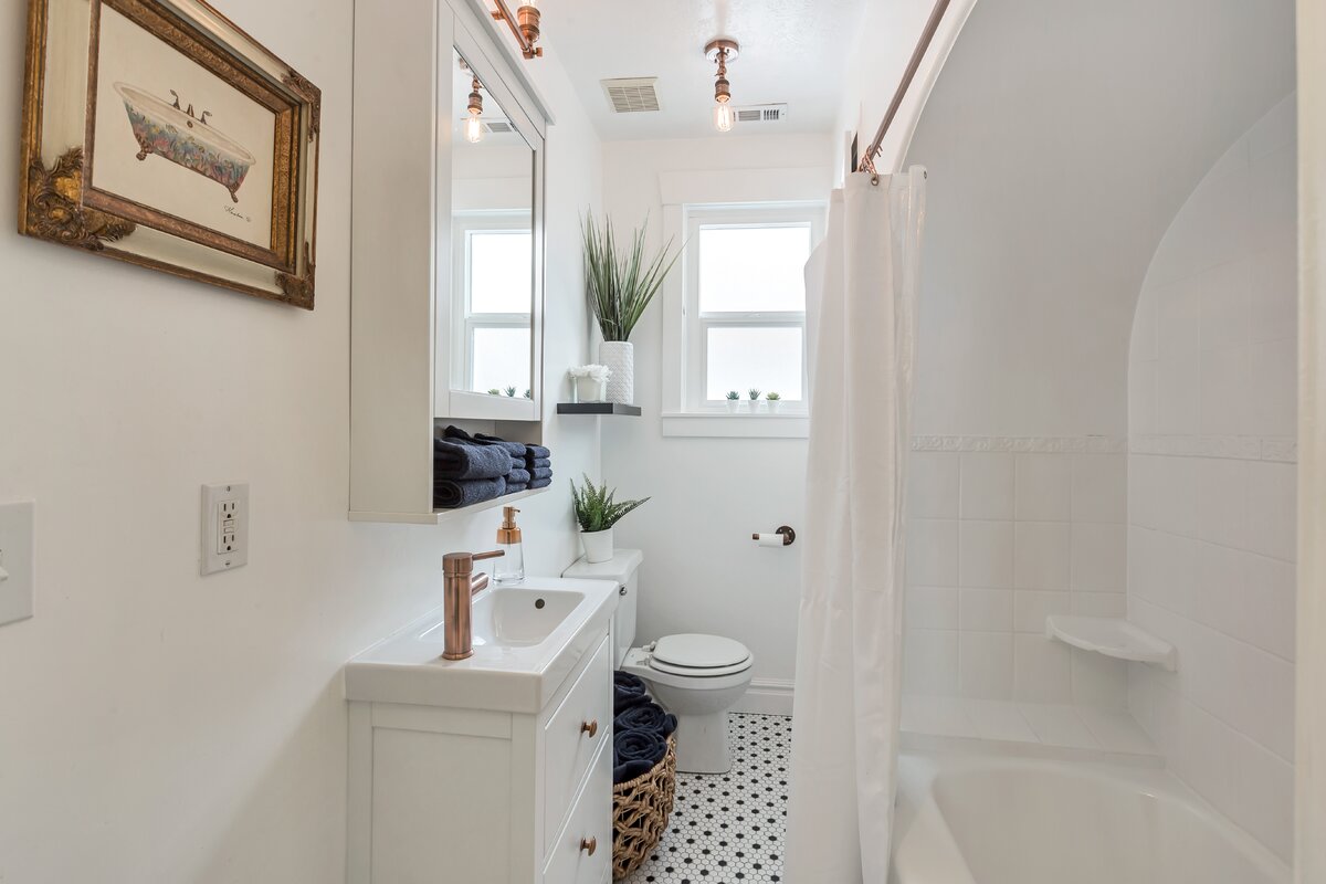 Unisex Kids Bathroom Ideas : Cute Kids Bathroom Ideas For Girls Trendecors : Now if you could only figure out how to get that toothpaste off of the ceiling.