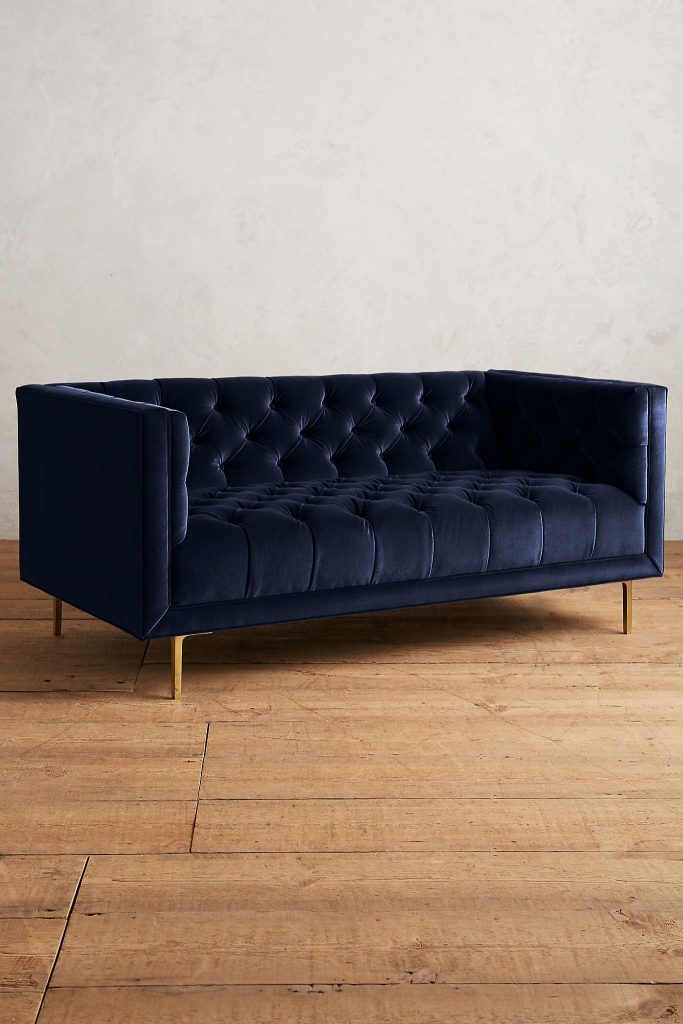 niebieska aksamitna sofa