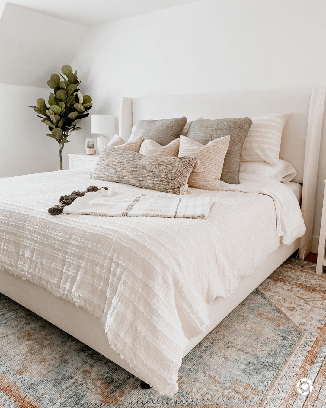 bedroom decor white and grey