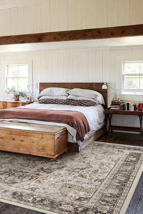 Size Rug For Under A Queen Bed, What Size Rug Under Queen Bed In Small Room