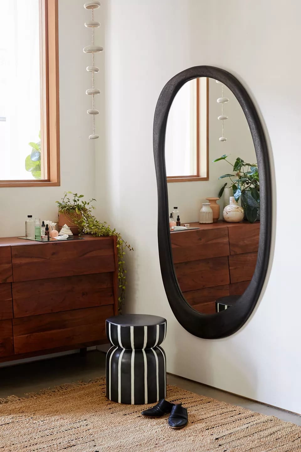 Choose an Asymmetrical Mirror for a Unique Aesthetic