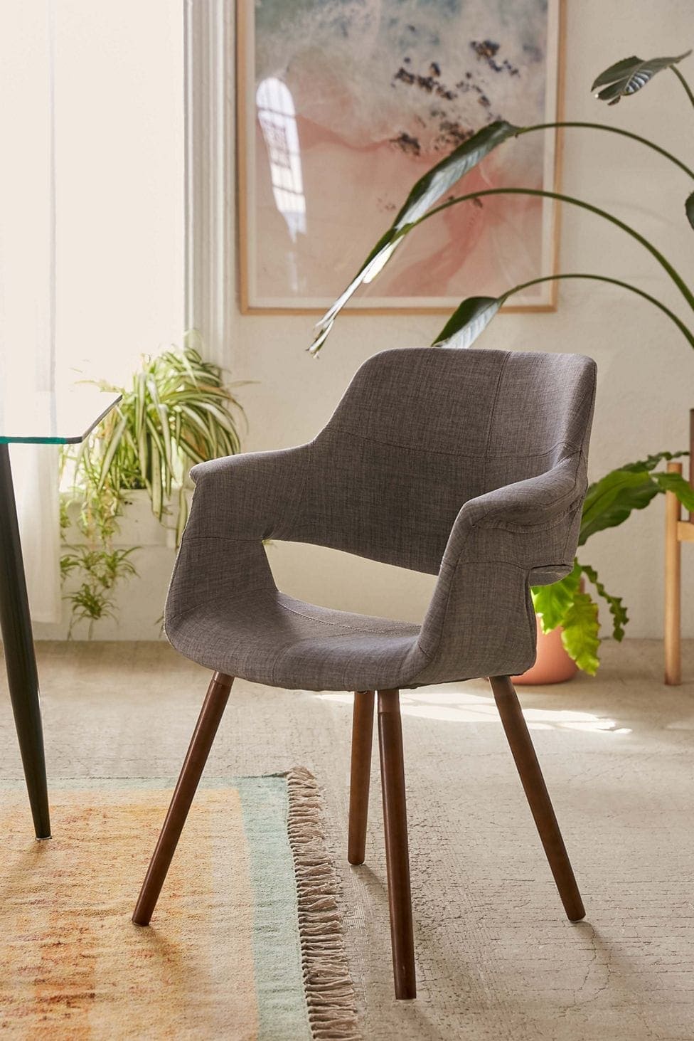 Agregue estilo a su habitación con esta elegante silla moderna de mediados de siglo