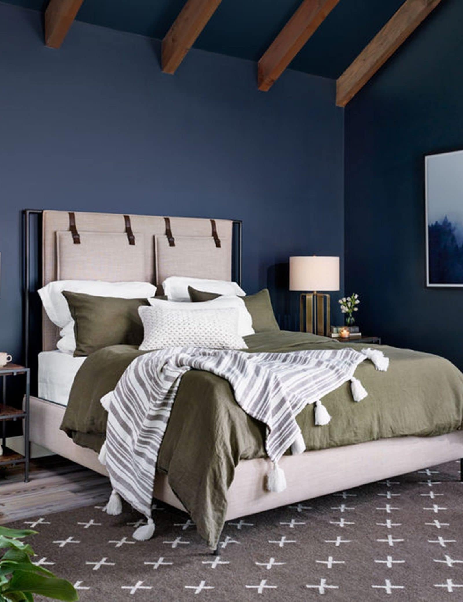 Cree interés visual presentando esta cama cubierta de lino