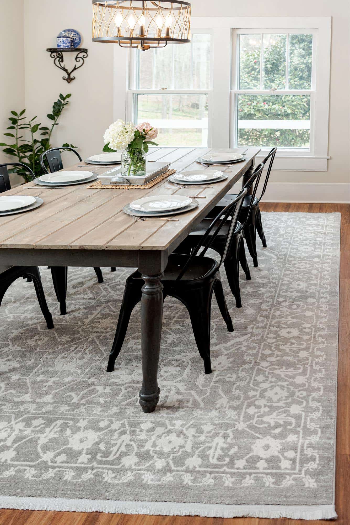 What S The Best Rug Size For Under, Area Rug Under Dining Table Size