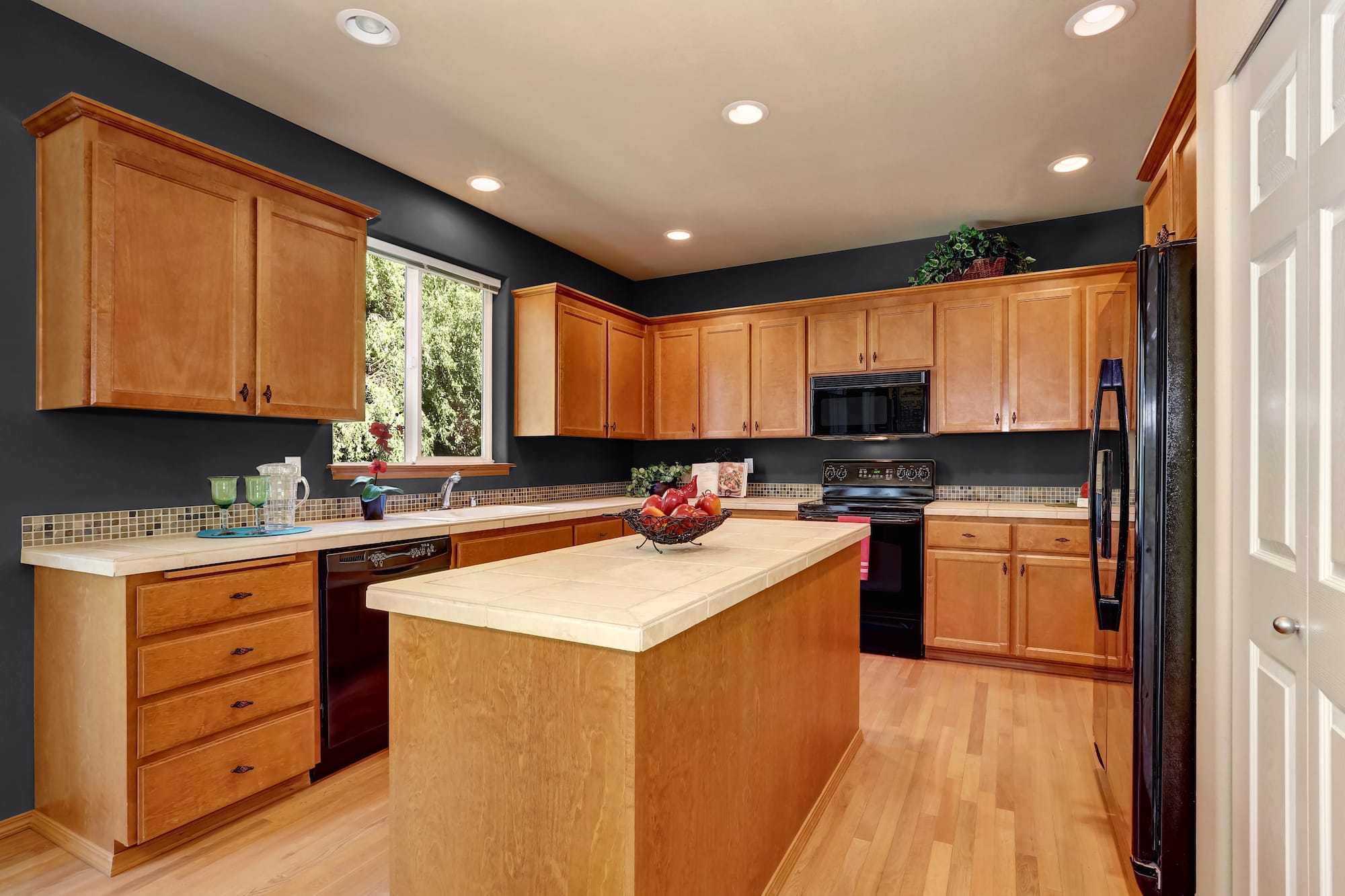 Paint Colors That Go With Honey Oak, What Color Walls With Honey Oak Cabinets
