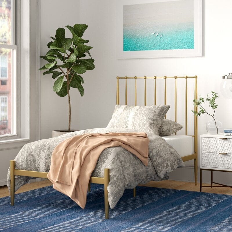Encuentra una cama dorada para un dormitorio glamuroso