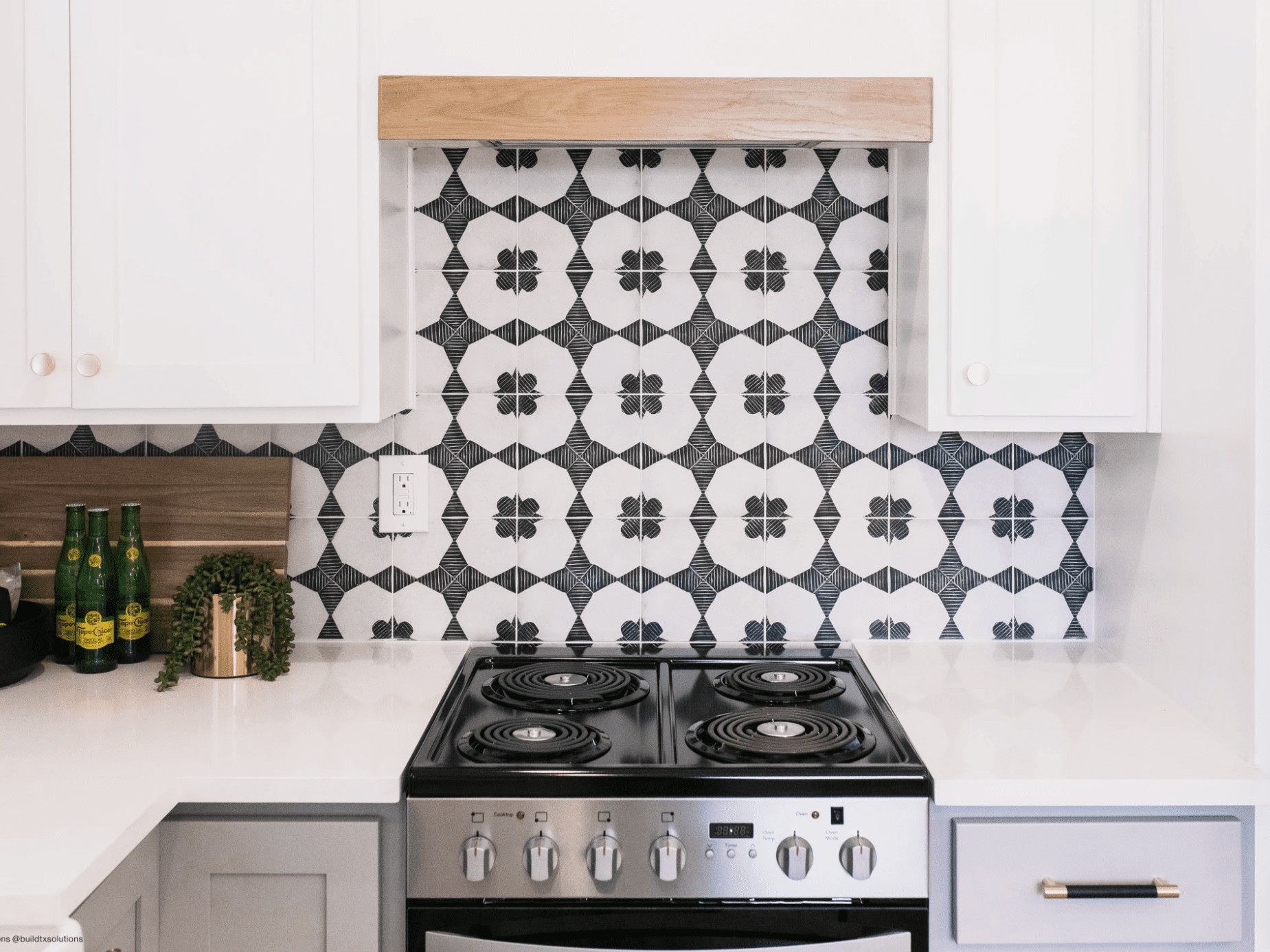 Patterned Tile With White Grout