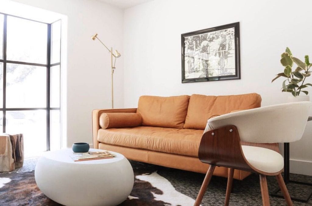 Picture of What Color Accent Chair Goes with a Brown Leather Sofa? 10 Ideas