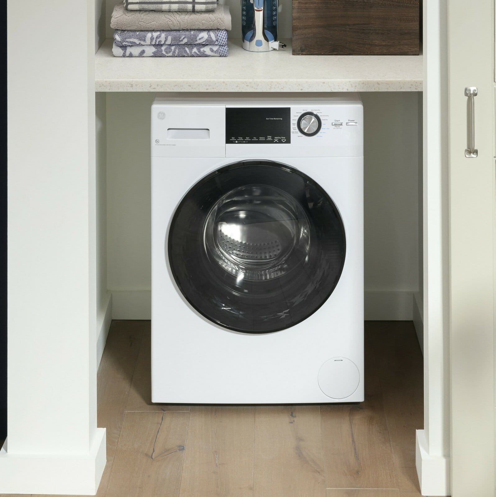 Agregue una combinación de lavadora y secadora en el armario inferior
