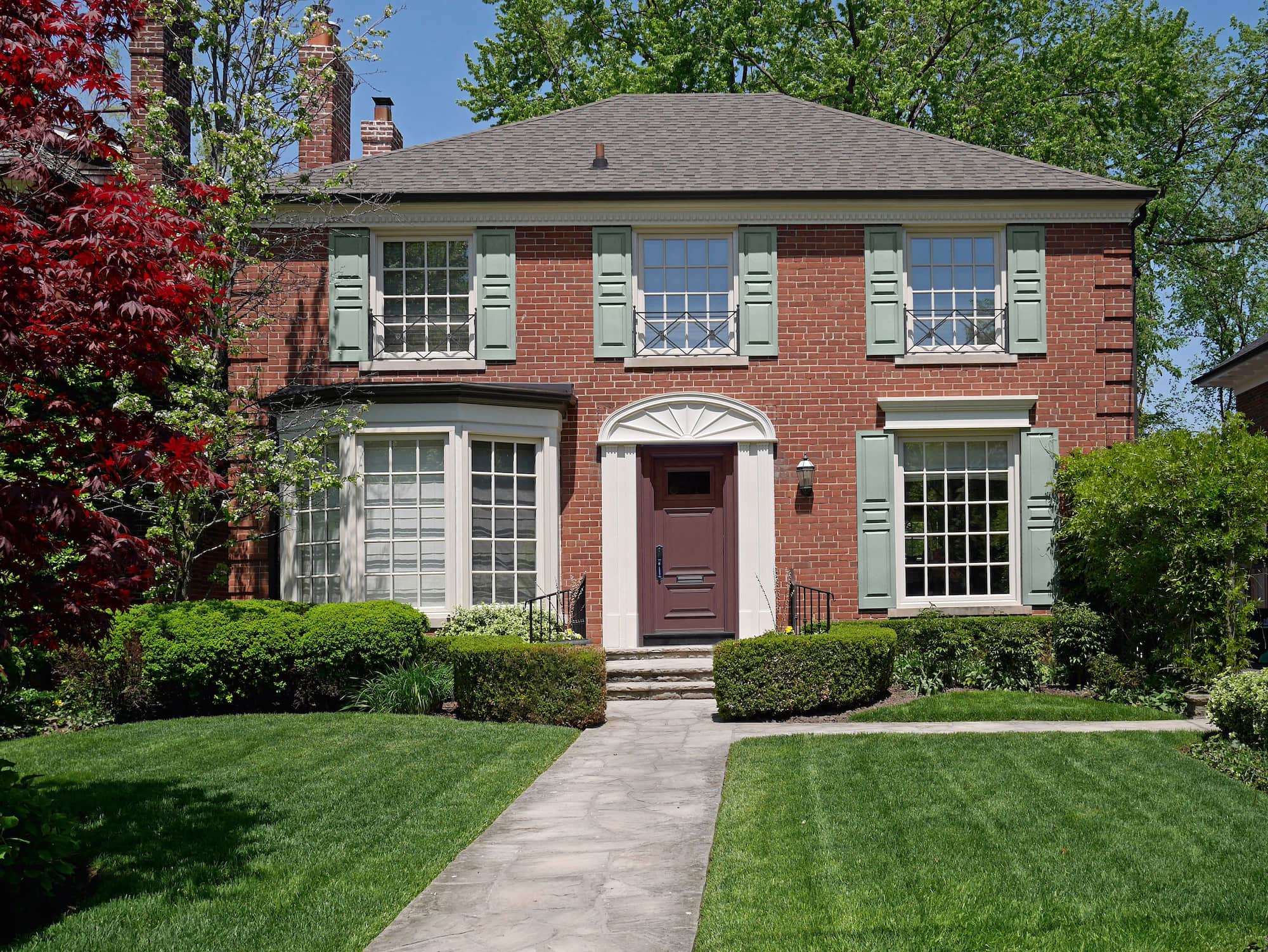 Addiction Uovertruffen bund What Color Shutters Go With a Red Brick House? 15 Ideas