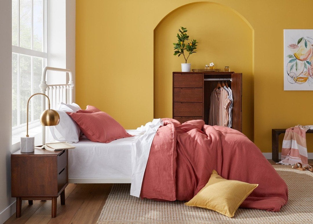 El dormitorio amarillo brillante