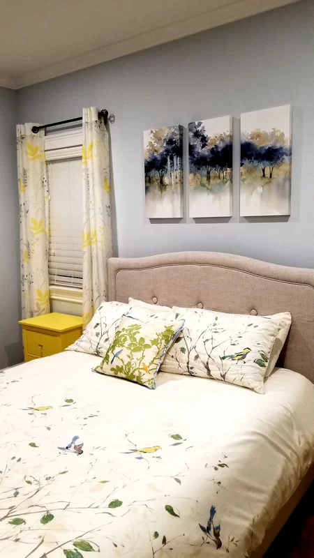 Dormitorio moderno gris y amarillo