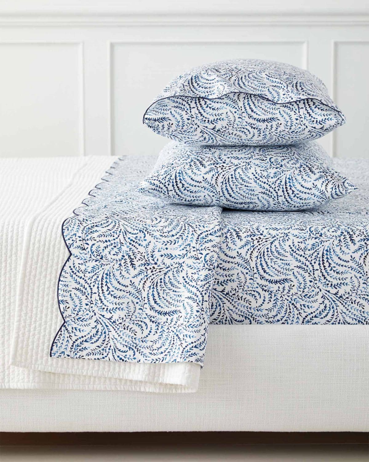 What Color Sheets Go With a White Comforter?