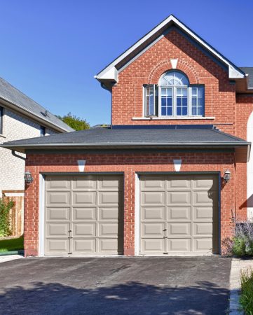 What Color Garage Door Goes With a Red Brick House? 15 Ideas