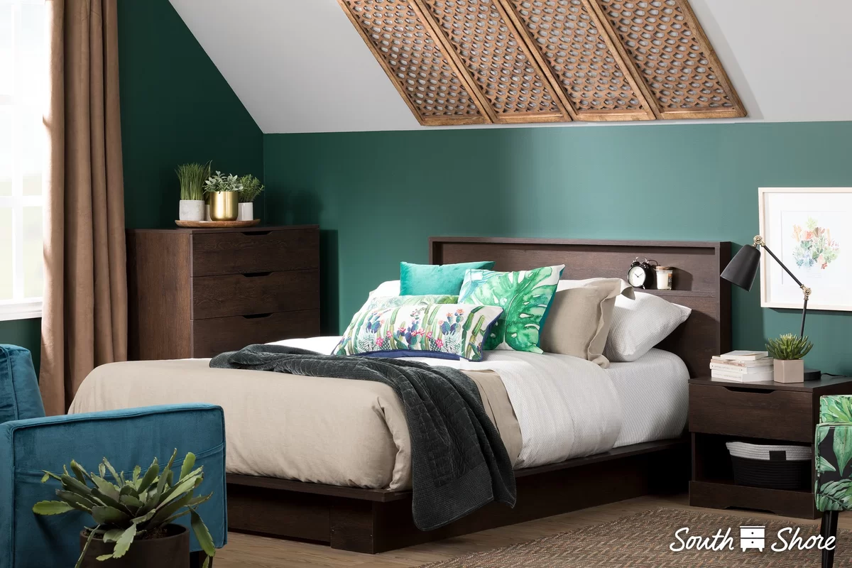 Dormitorio verde azulado y gris con texturas de madera
