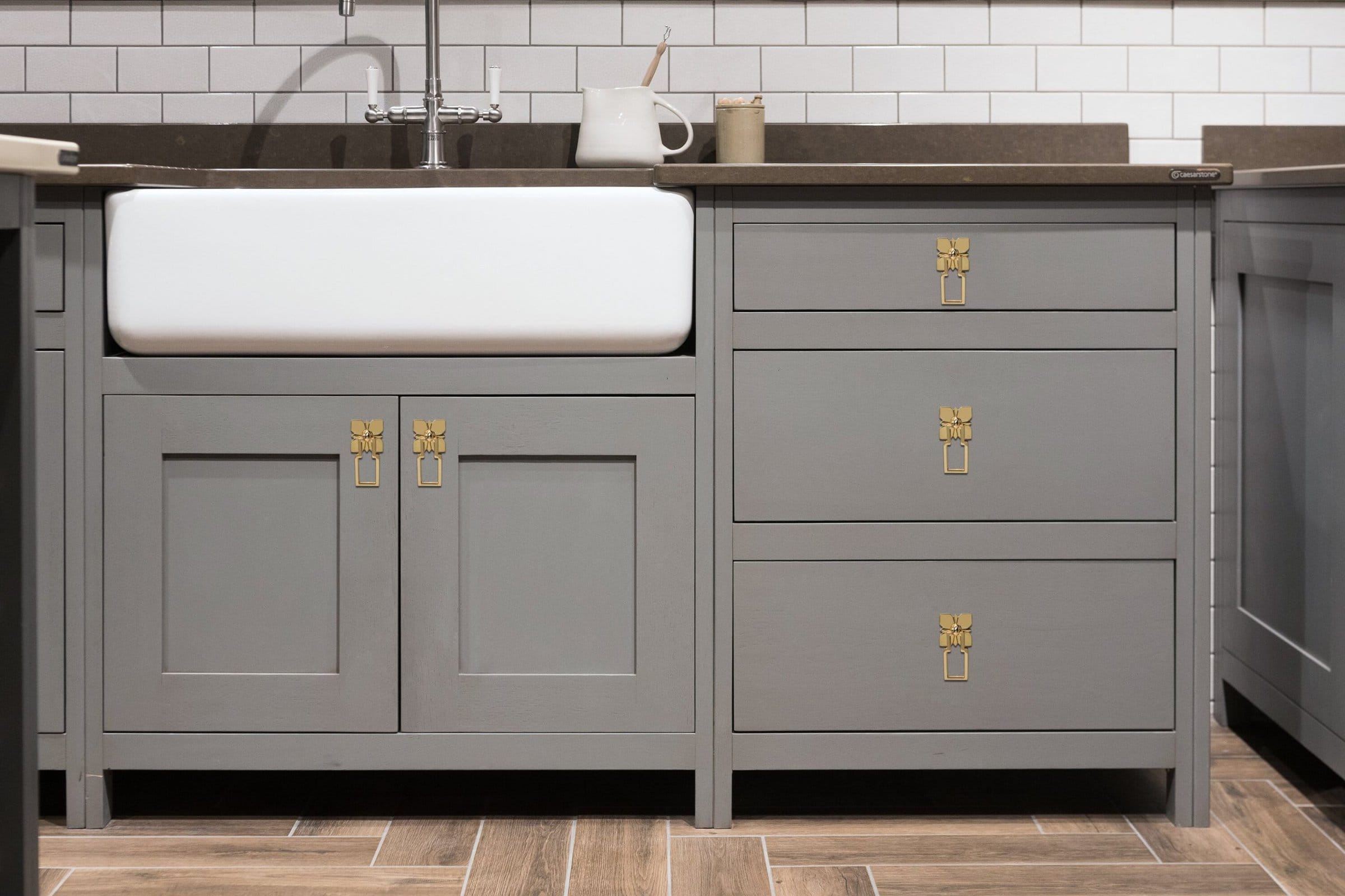 What Color Hardware for Navy Kitchen Cabinets? 10 Ideas