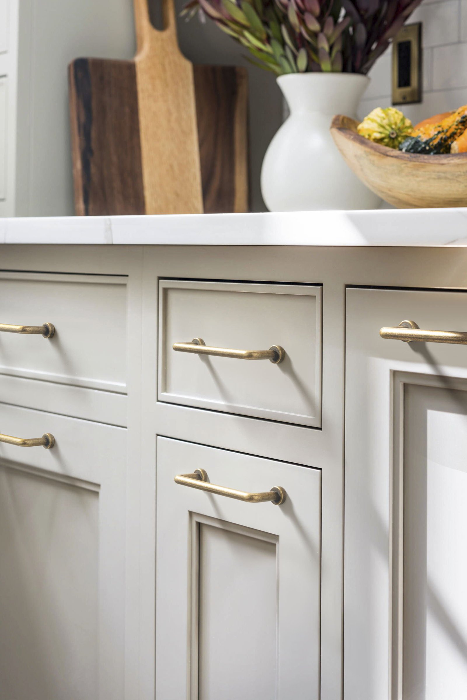 What Color Hardware for Navy Kitchen Cabinets? 10 Ideas