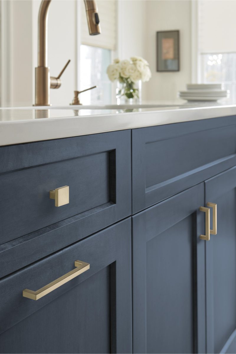 What Color Hardware for Navy Kitchen Cabinets? 10 Ideas