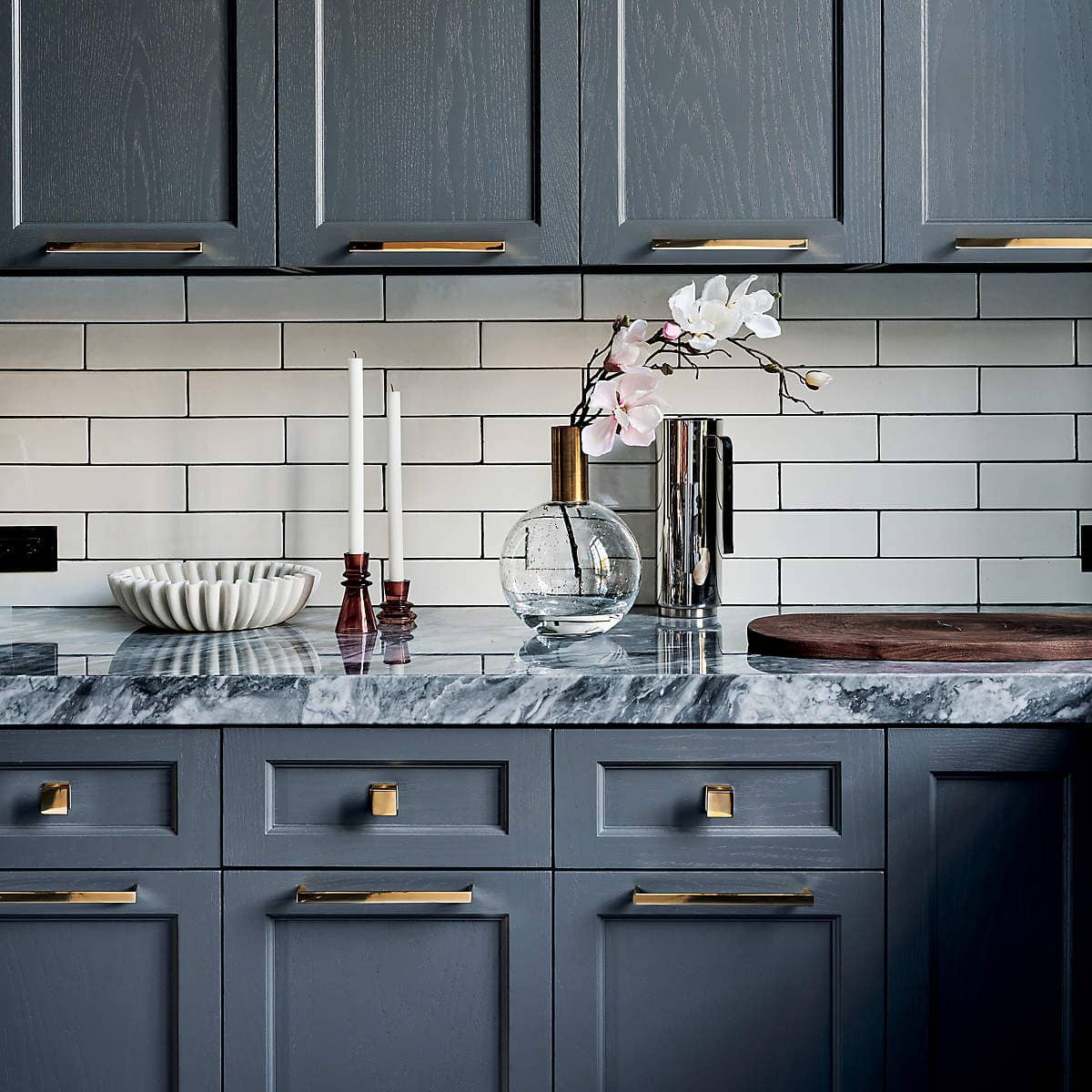 What Color Hardware for Navy Kitchen Cabinets? 10 Ideas