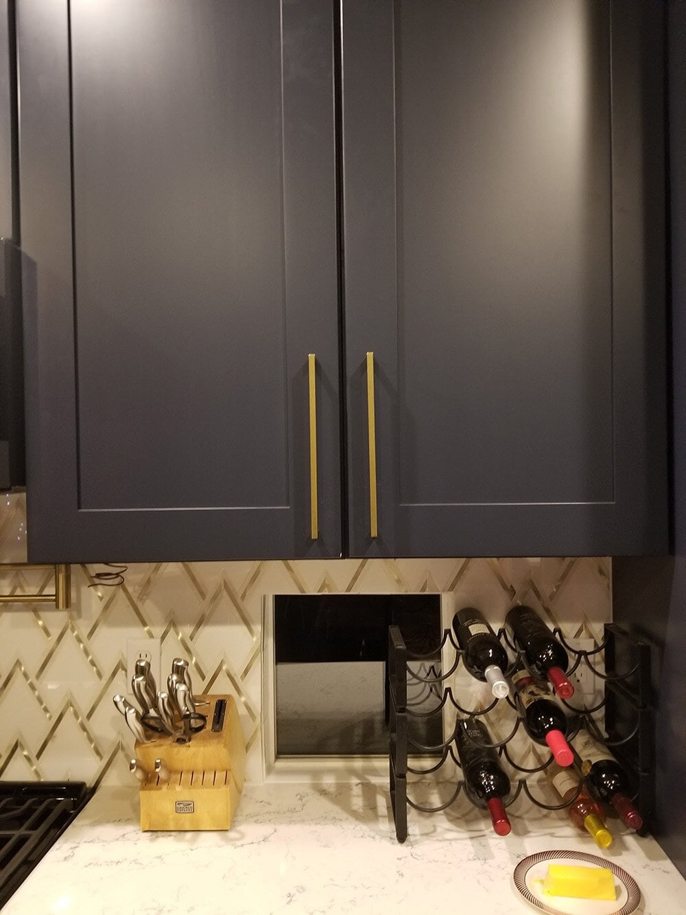 Should Your Kitchen Faucet Match Your Cabinet Hardware?