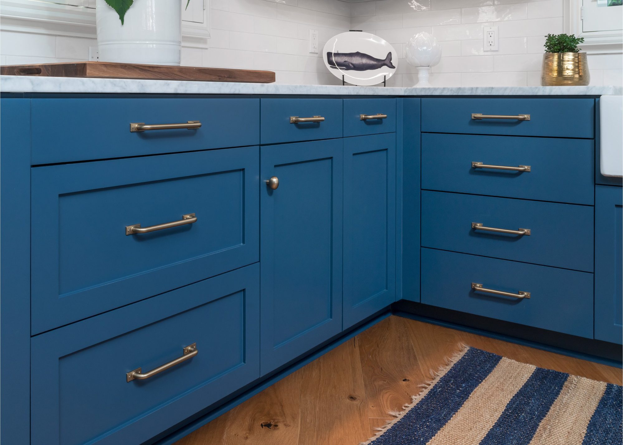 What Color Hardware for Navy Kitchen 10 Ideas