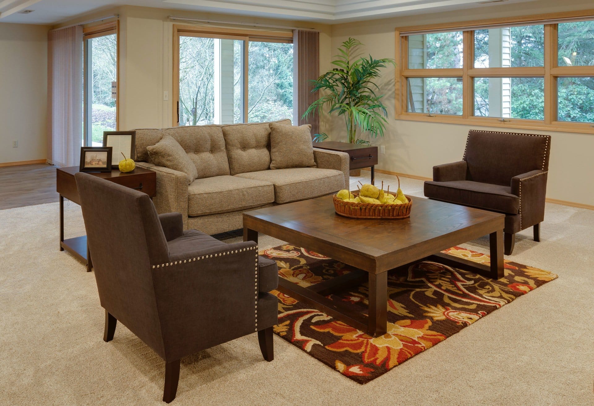  Get a Traditional Look with a Brown Sofa and Cream Carpet