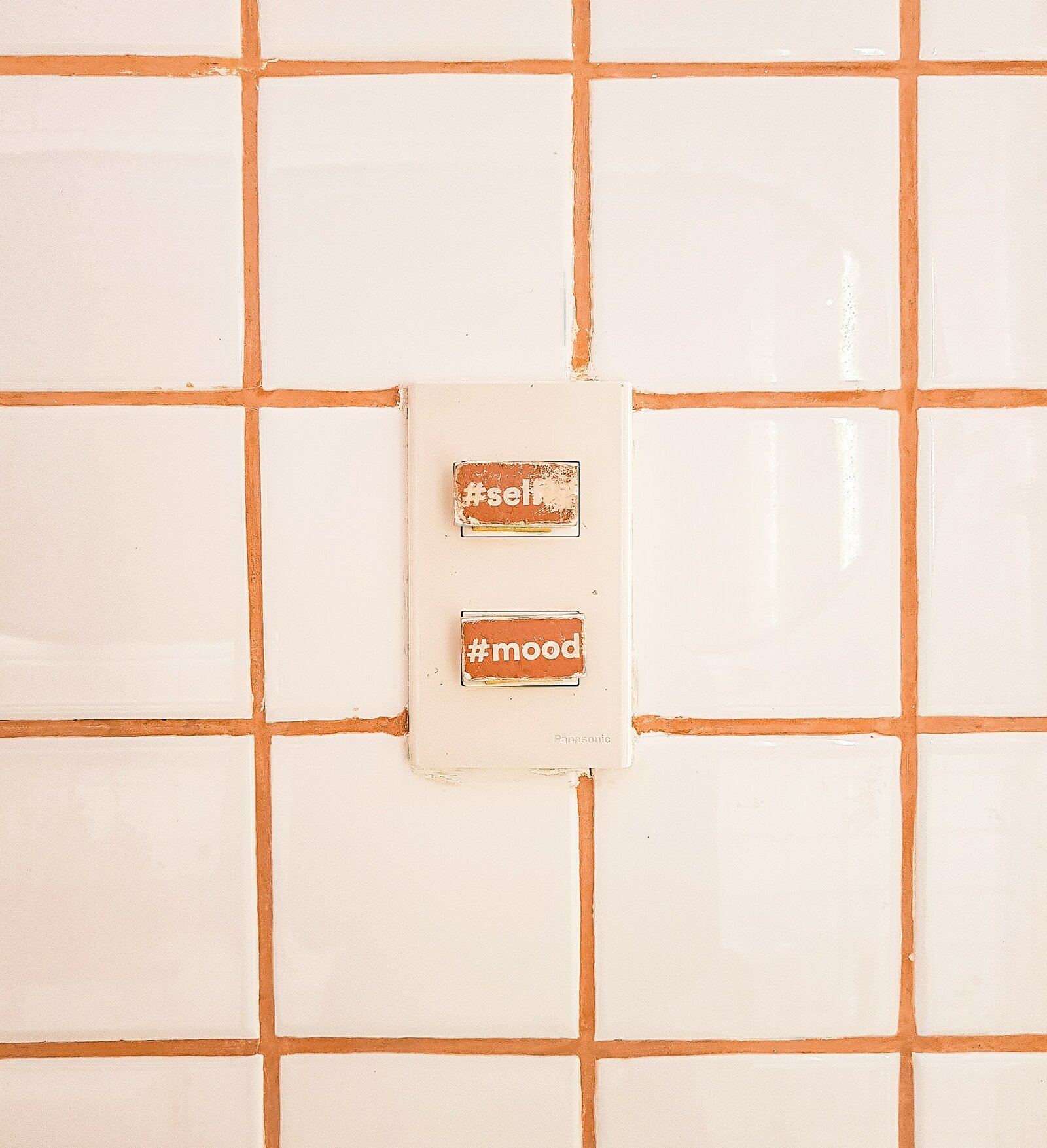  Go Bold With Orange Grout