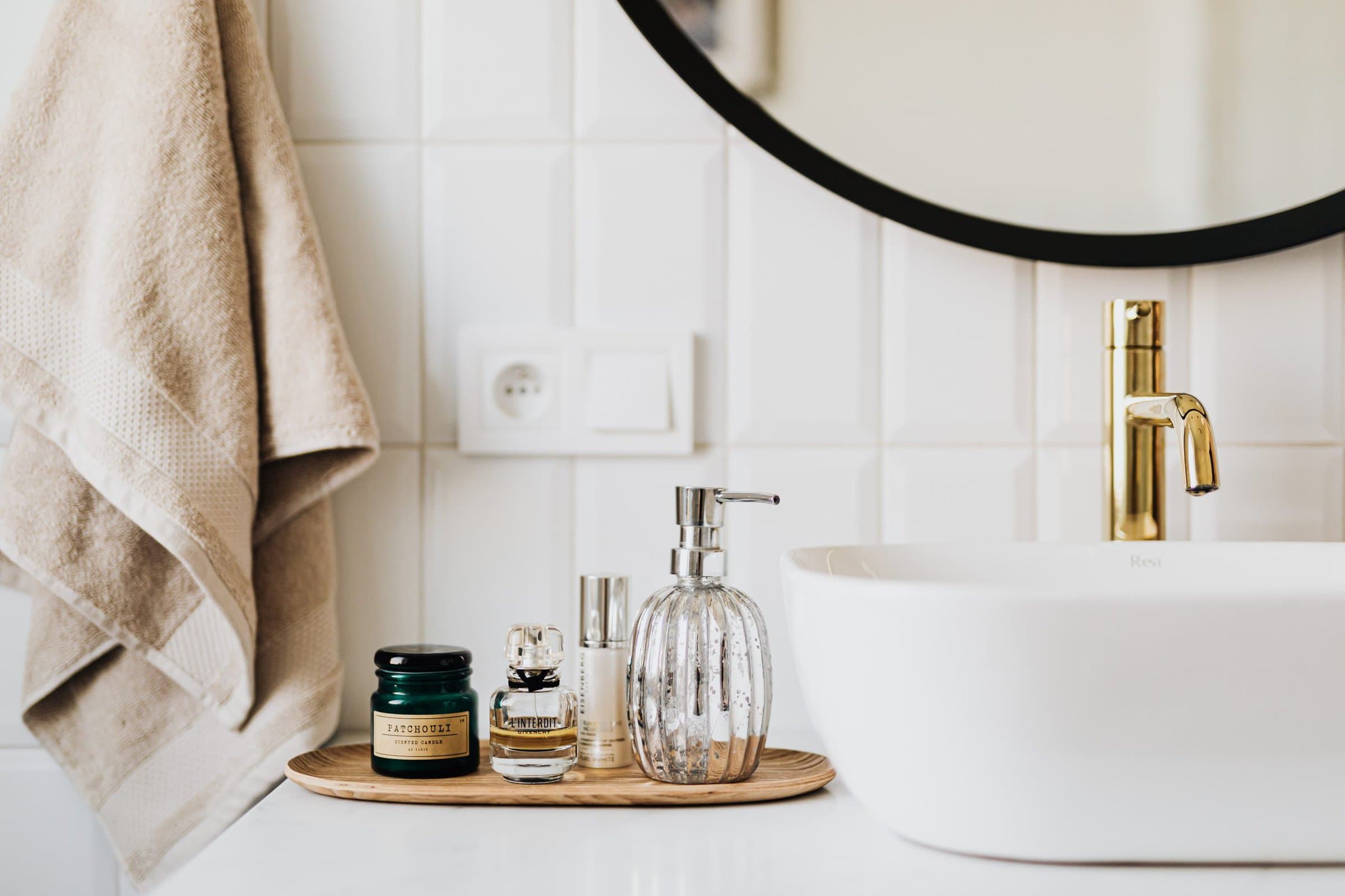  White Bathrooms with Gold Fixtures scaled