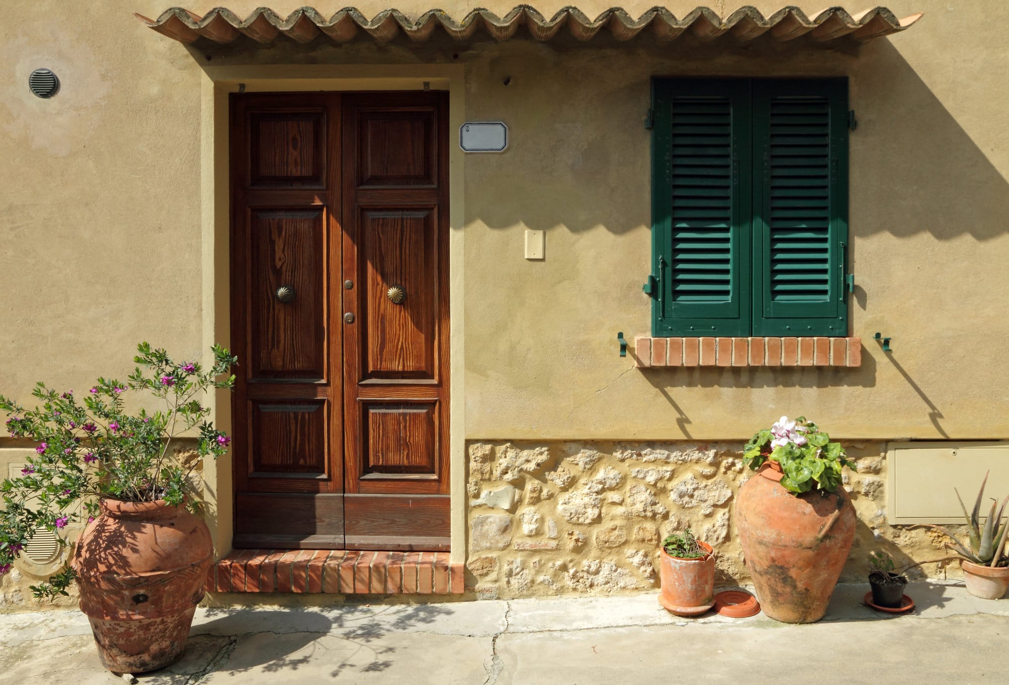  Green and Brown Look Smart With a Beige Wall