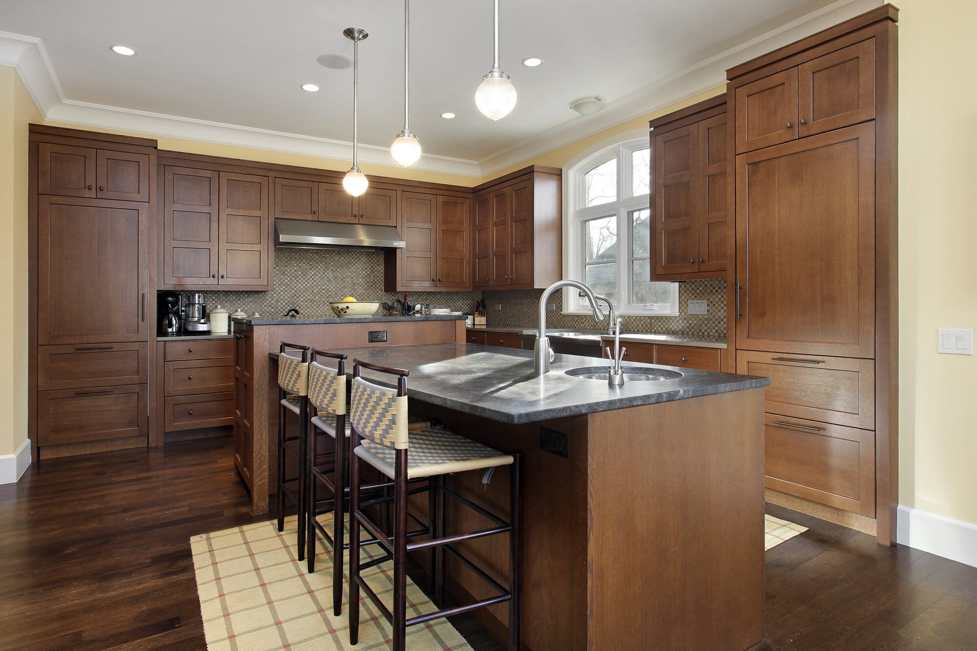  Choose a warm color floor for dark oak cabinets