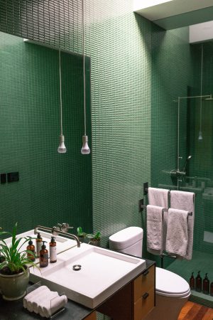 10 Creative Ways to Incorporate Emerald Green in Your Bathroom