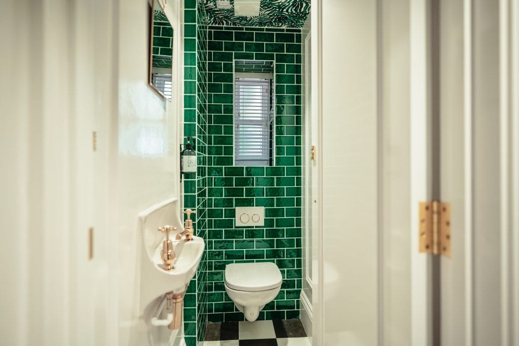 10 Creative Ways to Incorporate Emerald Green in Your Bathroom